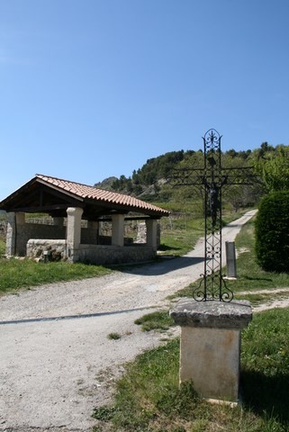 La croix et vue sur le lavoir
