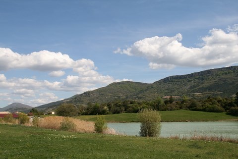Le lac baigné de verdure