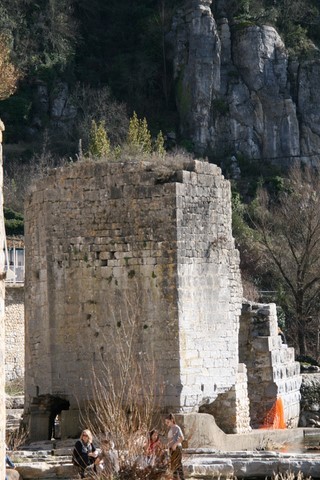 Vue arrière du moulin en ruines